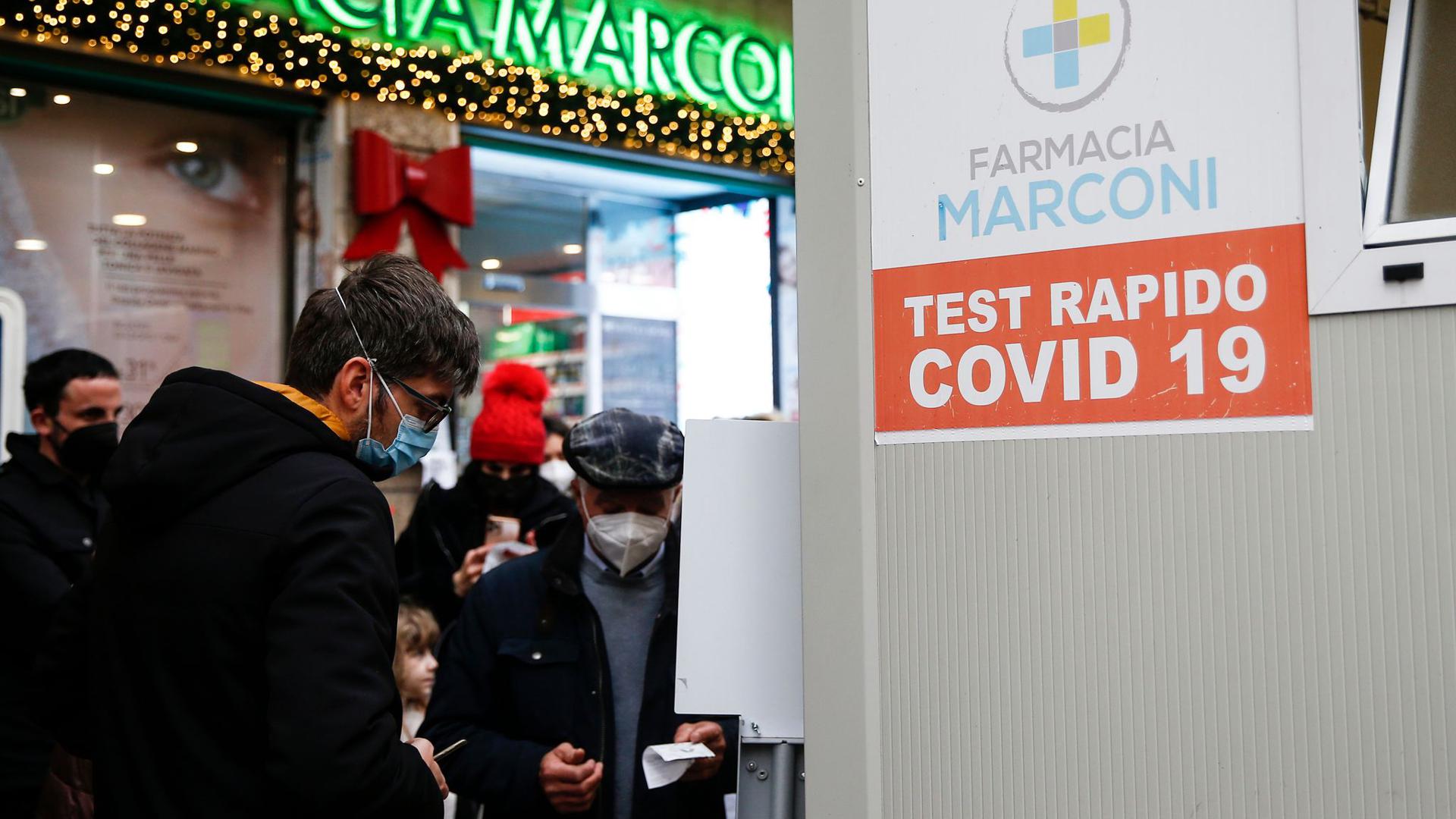 Menschen in Rom warten vor einer Apotheke auf einen Corona-Test.