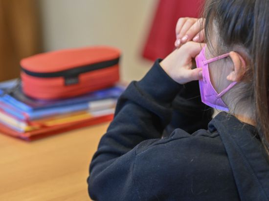 Ein Mädchen trägt eine Maske im Unterricht in einer Grundschule in Frankfurt (Oder).