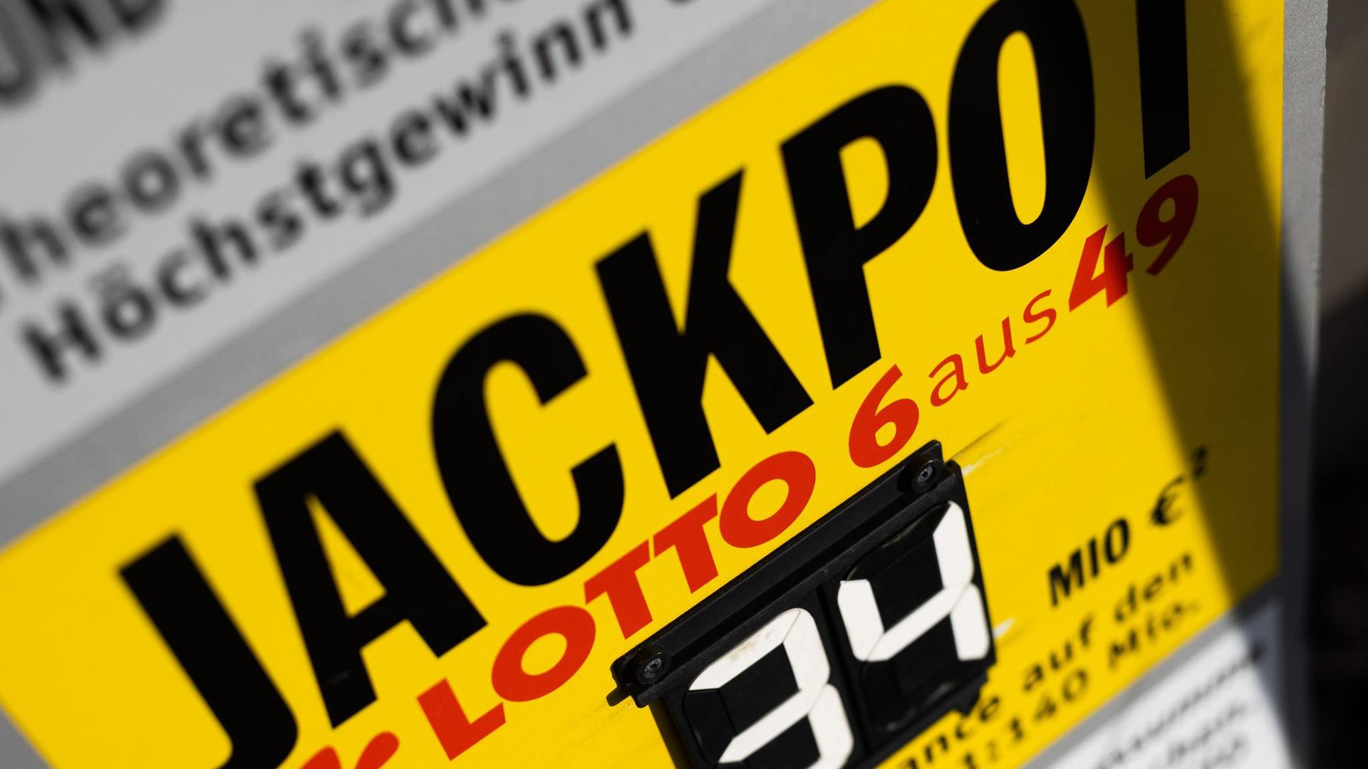 Ein Schild vor einer Lotto-Annahmestelle weist auf den aktuellen Jackpot von 34 Millionen Euro hin.