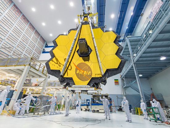 Dieses von der Nasa zur Verfügung gestellte Foto zeigt Techniker mit dem Spiegel des „James Webb“-Teleskops während des Baus.