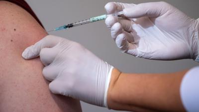 Eine Mann bekommt eine Impfung gegen das Coronavirus (Symbolbild).