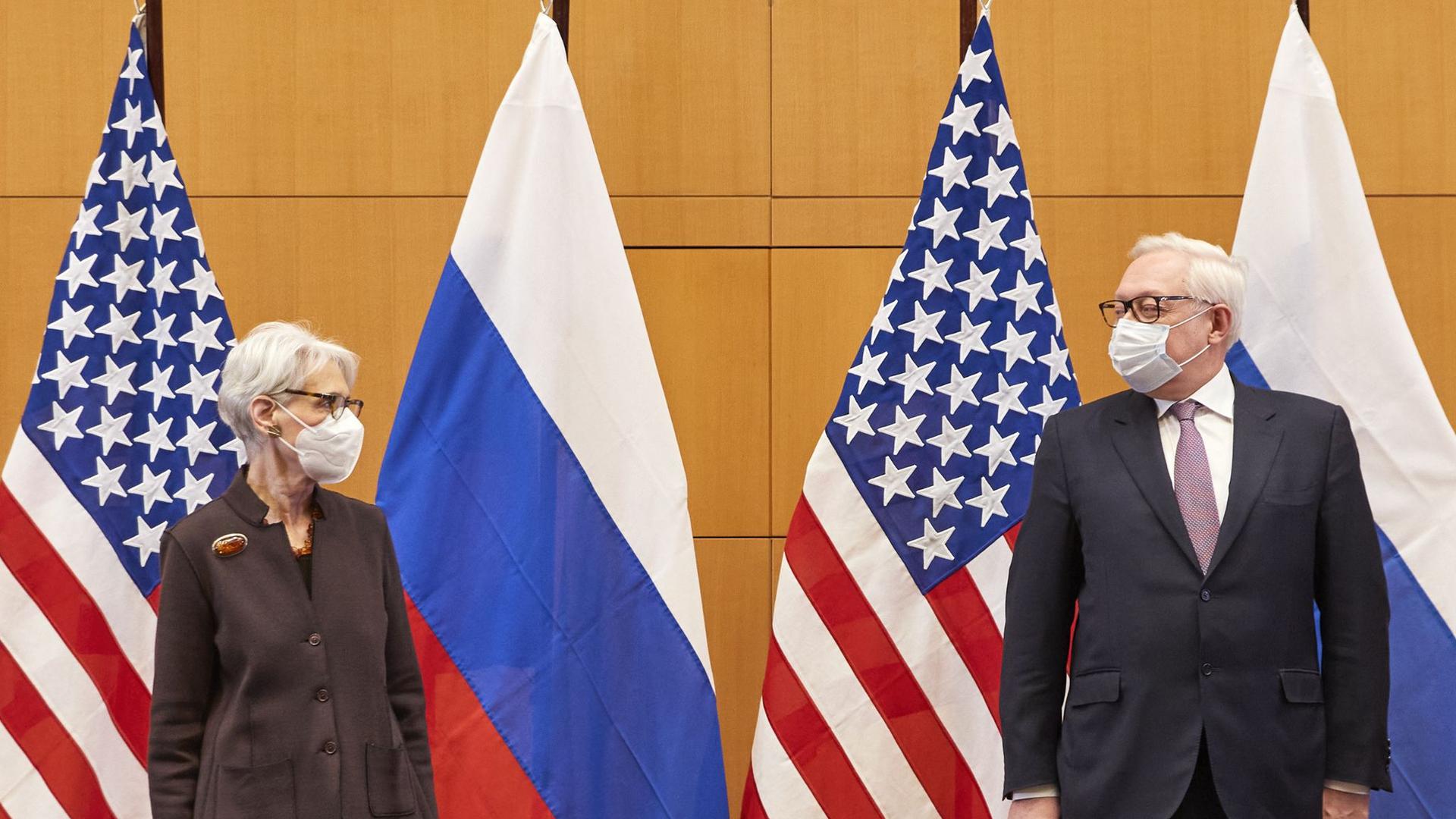 US-Vizeaußenministerin Wendy Sherman und Russlands Vizeaußenminister Sergej Rjabkow bei einem bilateralen Treffen.