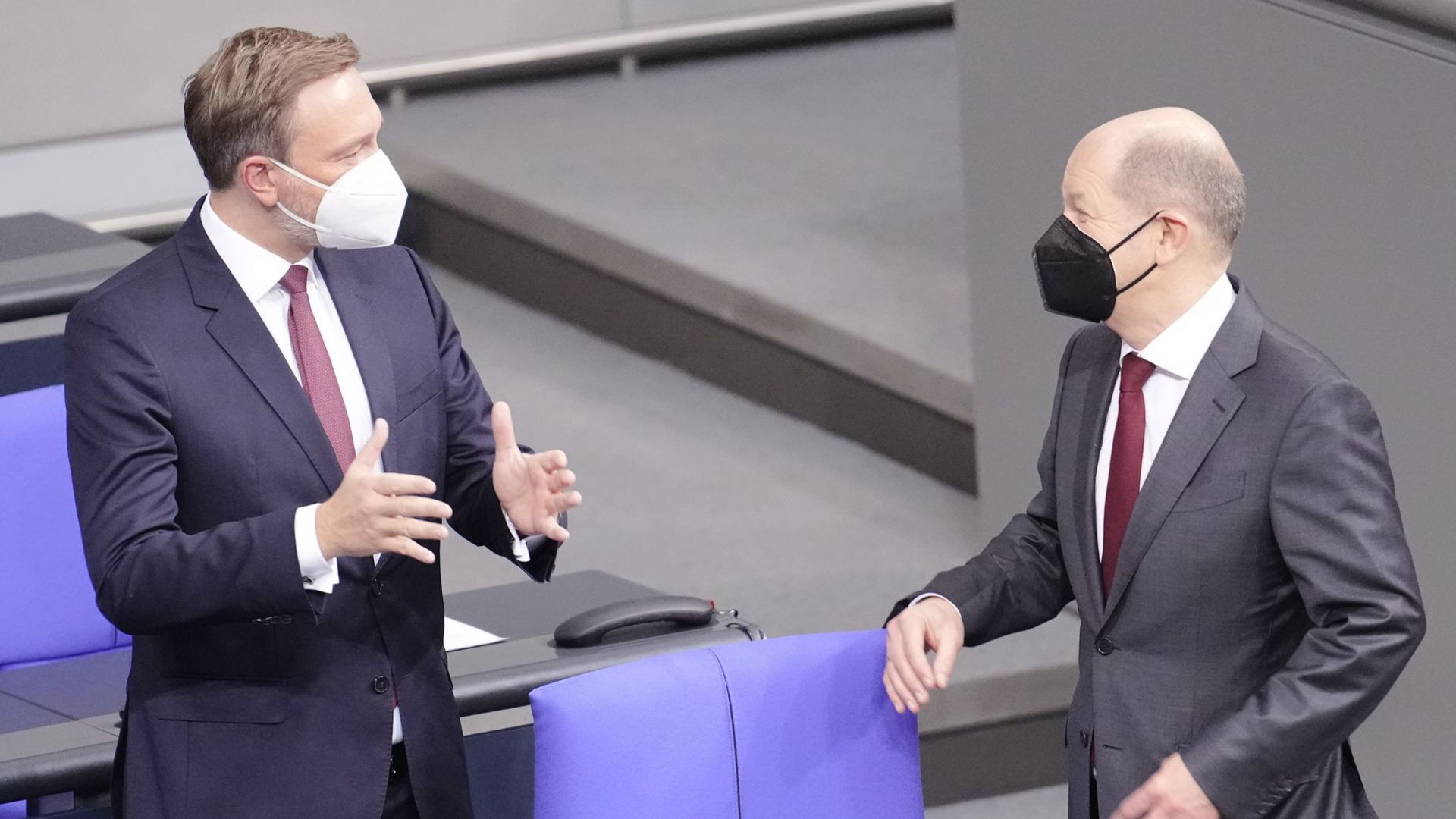 Finanzminister Christian Lindner (FDP, l) und Bundeskanzler Olaf Scholz (SPD) im Bundestag.