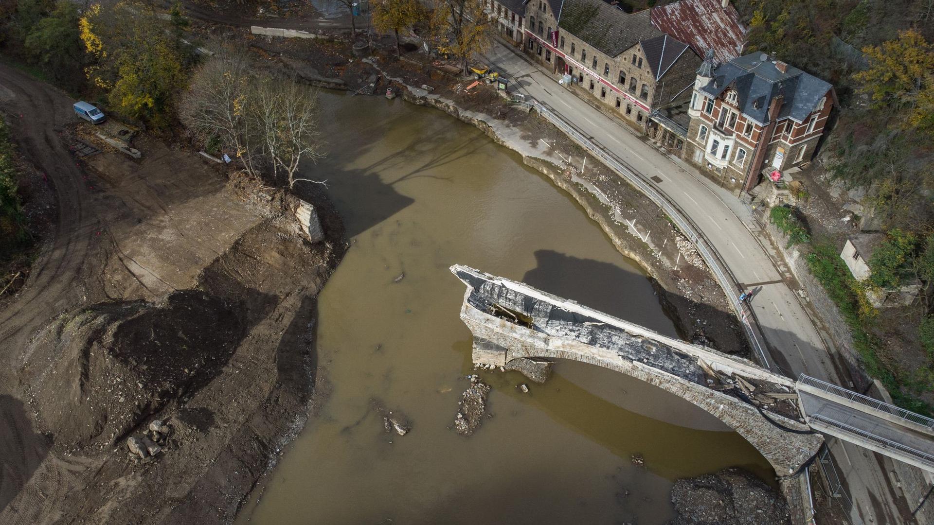 Die von der Flut zerstörte Eisenbahnbrücke über dem Fluss Ahr in Altenahr.