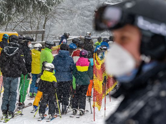 Schnee in Bayern: Skifahrer warten vor einem Schlepplift.