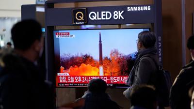 Menschen im Bahnhof von Seoul schauen auf Archivszenen eines nordkoreanischen Raketenstarts.