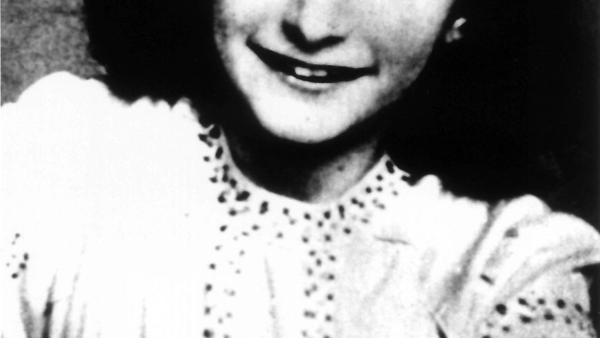 Anne Frank wurde durch ihre Tagebuchaufzeichnungen im Versteck ihrer Familie in Amsterdam während des Zweiten Weltkriegs bekannt.