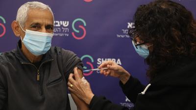 Ein Mann erhält im Schiba-Krankenhaus in Ramat Gan die vierte Dosis des Corona-Impfstoffs.