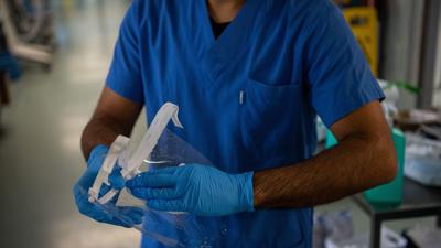 Ein Pfleger desinfiziert auf der Intensivstation für Corona-Patienten am Sana Klinikum Offenbach sein Visier nach dem Verlassen der Covid-Intensivstation.
