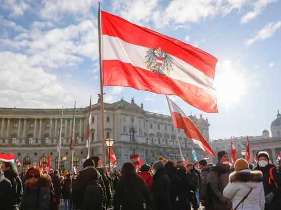 Österreicher protestieren gegen die Corona-Maßnahmen der Regierung.