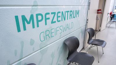 Ein Schriftzug „Impfzentrum“ weist den Weg zum Corona-Impfstützpunkt des Landkreises Vorpommern-Greifswald.