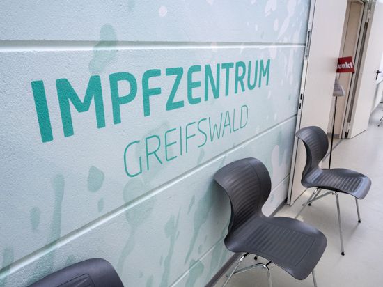 Ein Schriftzug „Impfzentrum“ weist den Weg zum Corona-Impfstützpunkt des Landkreises Vorpommern-Greifswald.
