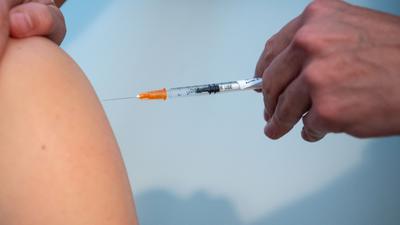 Bundekanzler Scholz und die Ministerpräsidentinnen und Ministerpräsidenten der Länder haben sich für eine allgemeine Impfpflicht ausgesprochen.