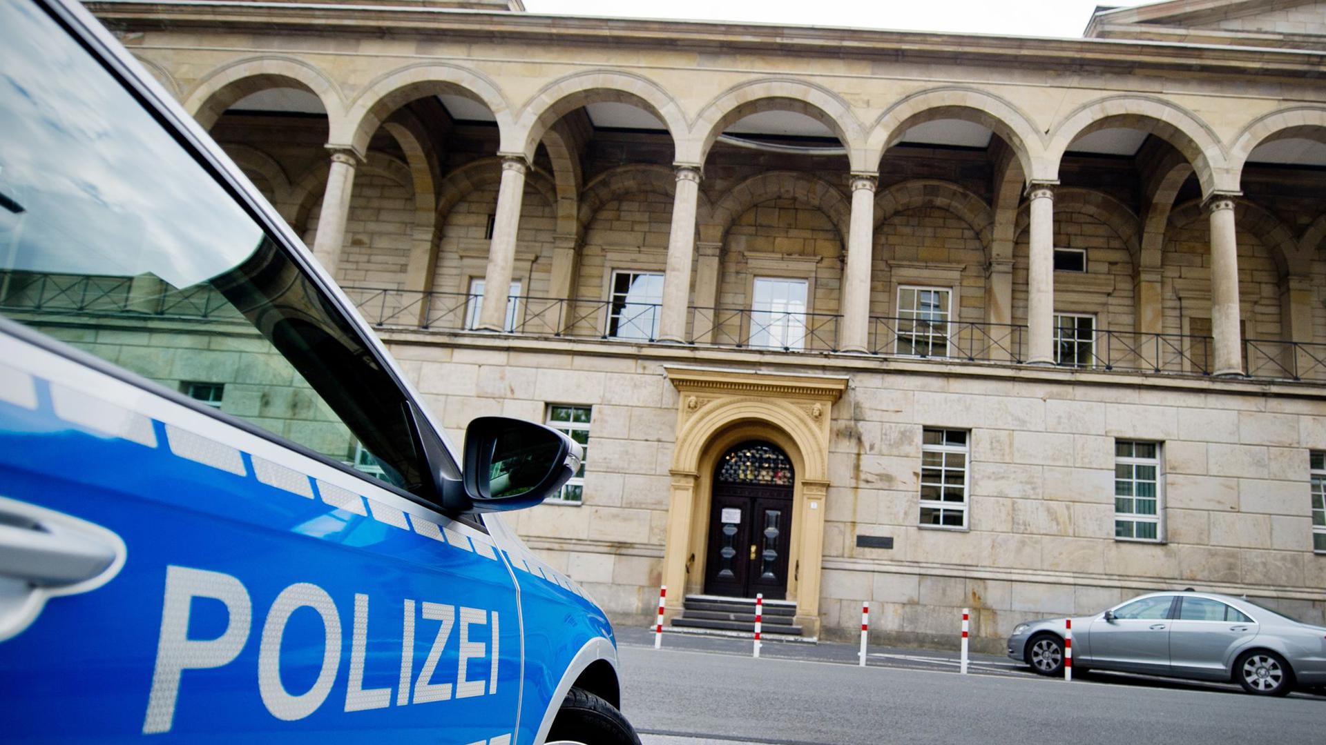 Vor der Jugendkammer des Landgerichts Wuppertal ist ein 22-Jähriger wegen schweren sexuellen Missbrauchs an vier Kindern angeklagt.