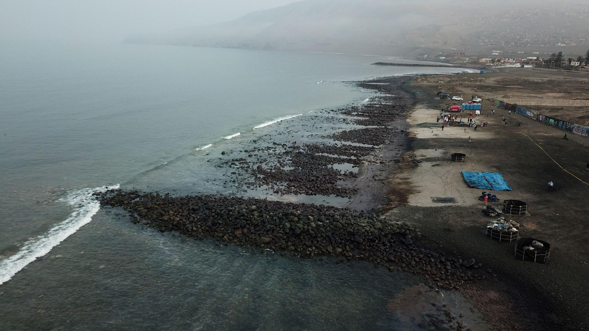 Das aus der Raffinerie La Pampilla des spanischen Energiekonzerns Repsol ausgelaufenen Öl hat nördlich der peruanischen Hauptstadt Lima 21 Strände verschmutzt.