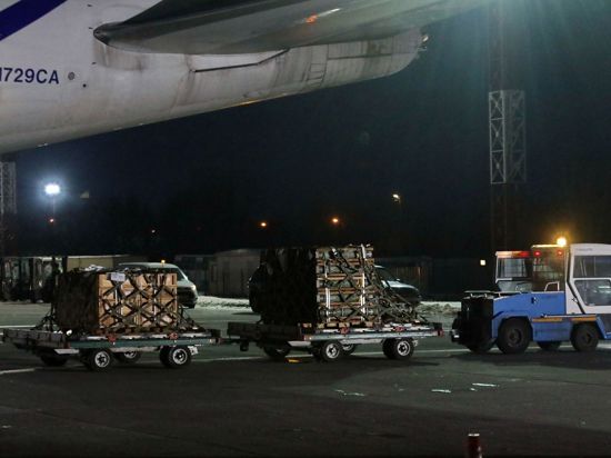 Eine Lieferung militärischer Hilfsgüter der USA an die Ukraine wird am Flughafen-Boryspil transportiert.