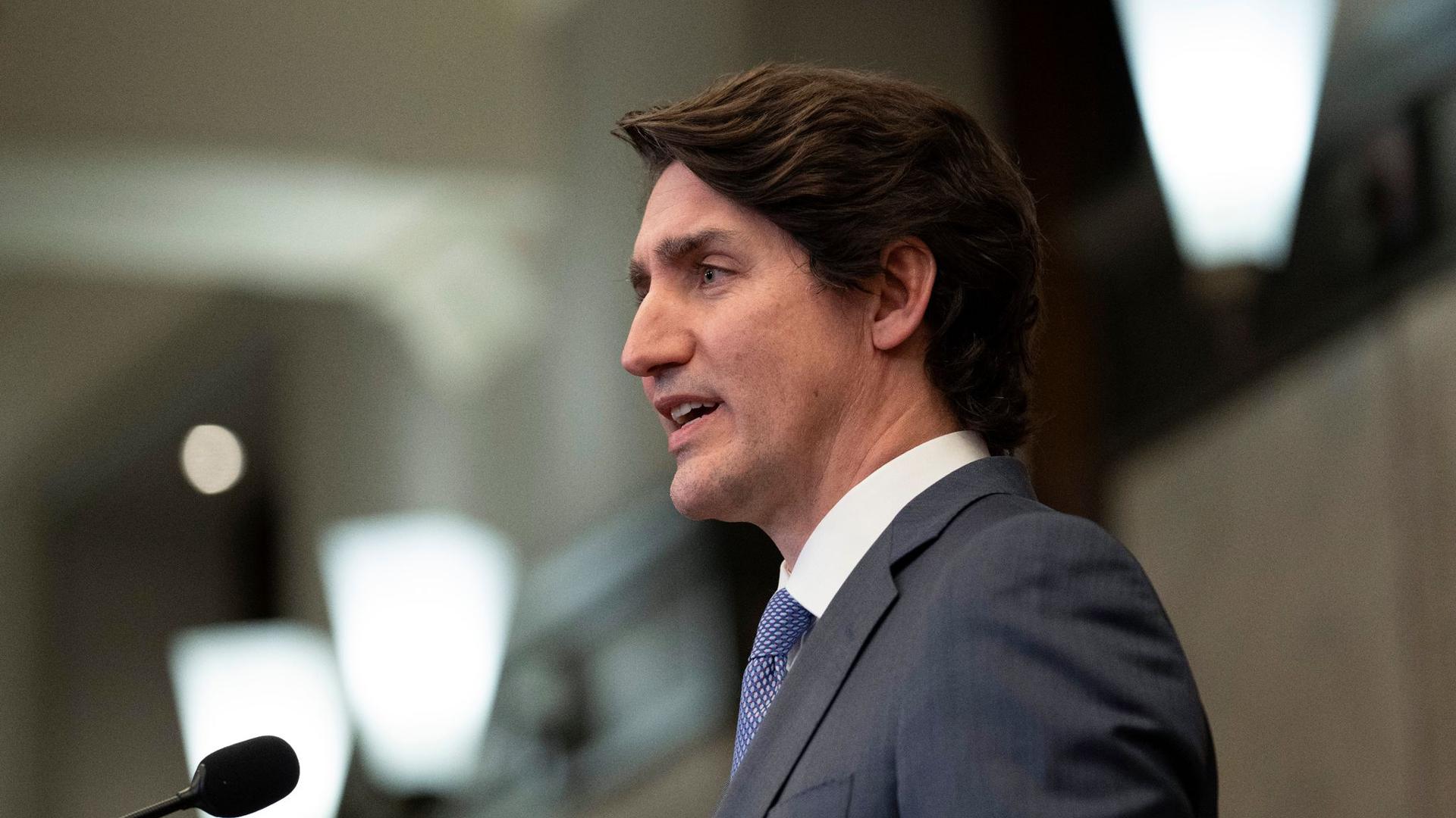 Der kanadische Premierminister Justin Trudeau spricht nach einer Kabinettsklausur.