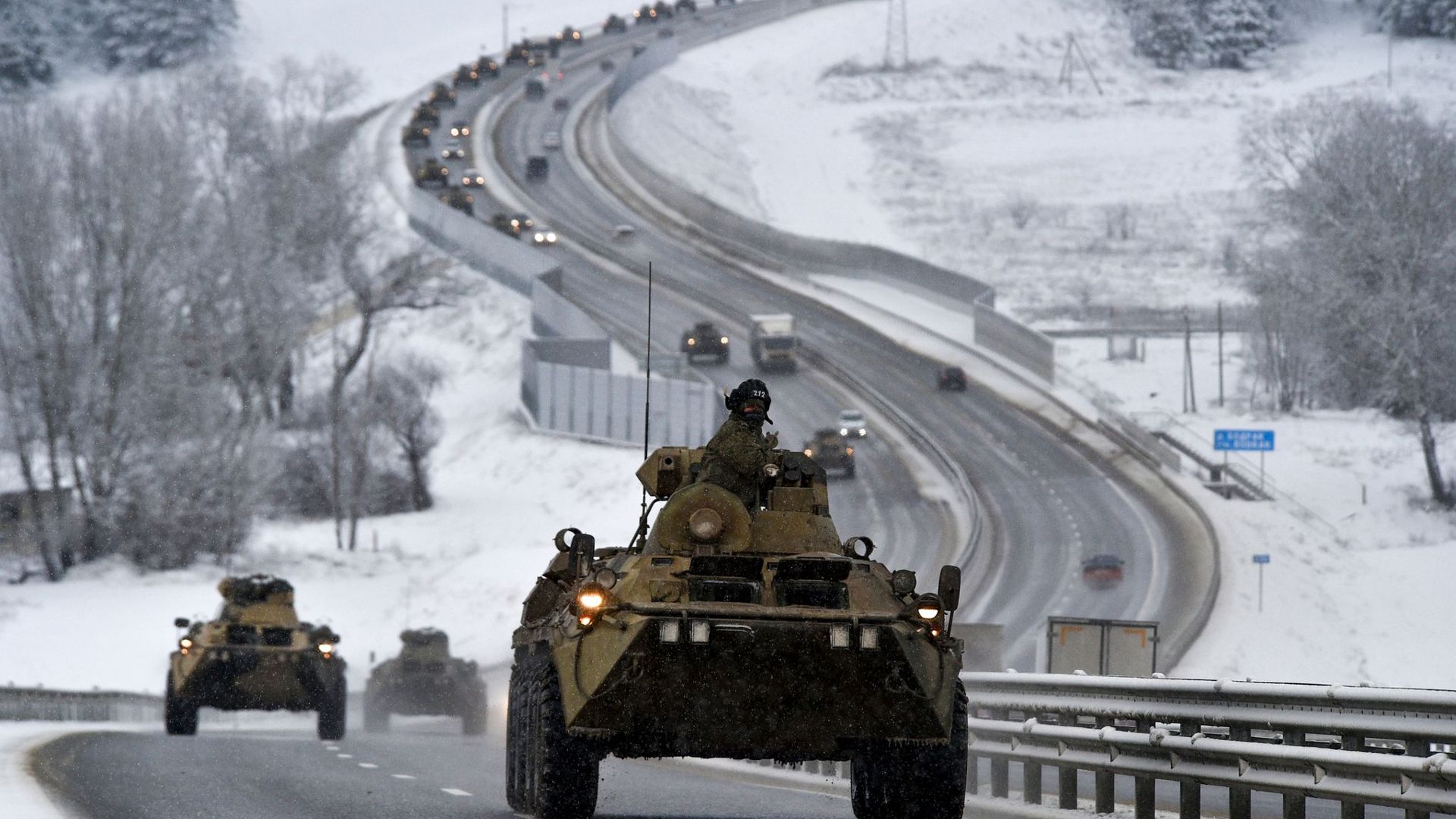 Ein Konvoi russischer gepanzerter Fahrzeuge bewegt sich auf einer Autobahn auf der Krim.