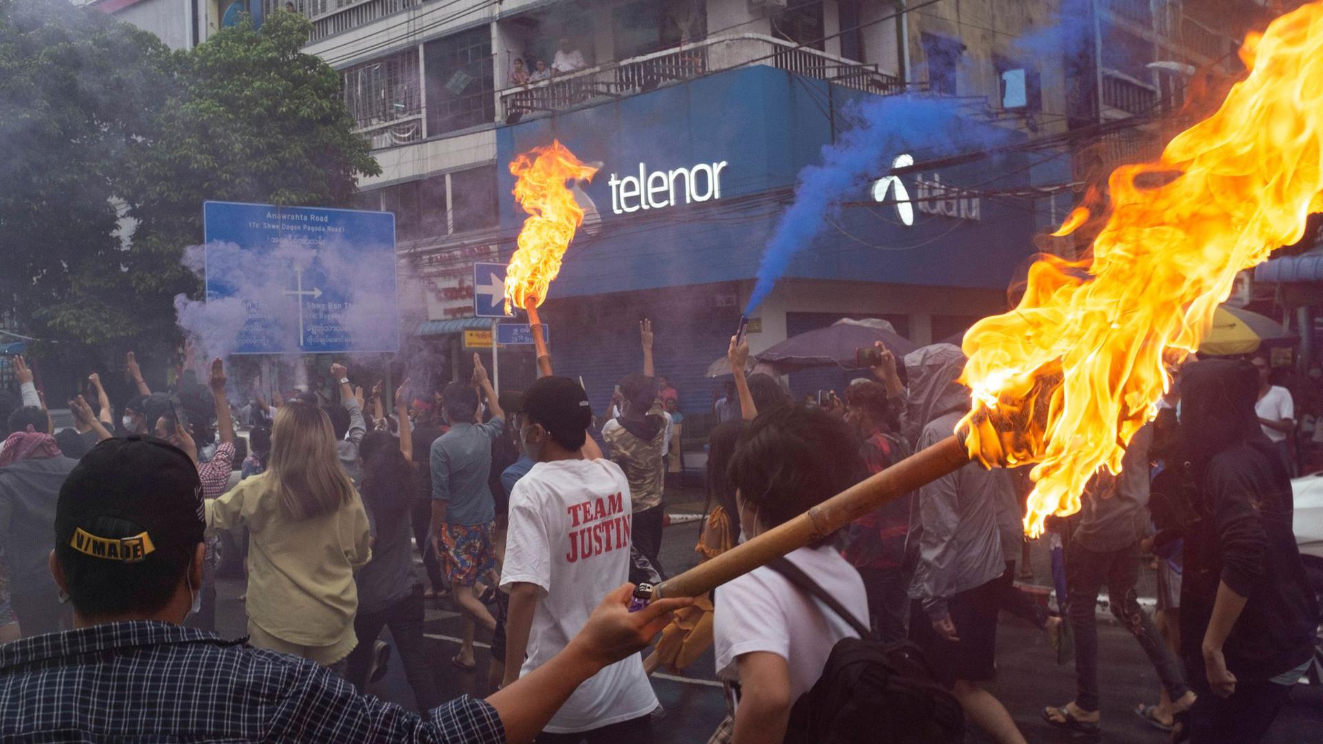 Das Archivbild zeigt Demonstrierende in Yangon im vergangenen Juni. Der Widerstand gegen die Junta in Myanmar reißt nicht ab.