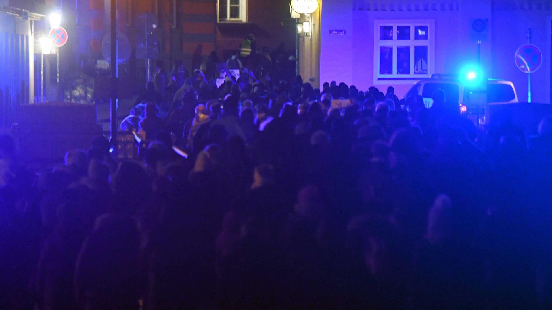 Teilnehmer einer Demonstration gegen die Corona-Maßnahmen in der Altstadt von Stralsund.