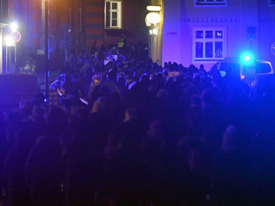 Teilnehmer einer Demonstration gegen die Corona-Maßnahmen in der Altstadt von Stralsund.