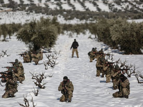 Soldaten der von der Türkei unterstützten Syrischen Nationalarmee nehmen bei extremem Winterwetter an einer Militärübung im Gouvernement Aleppo teil.