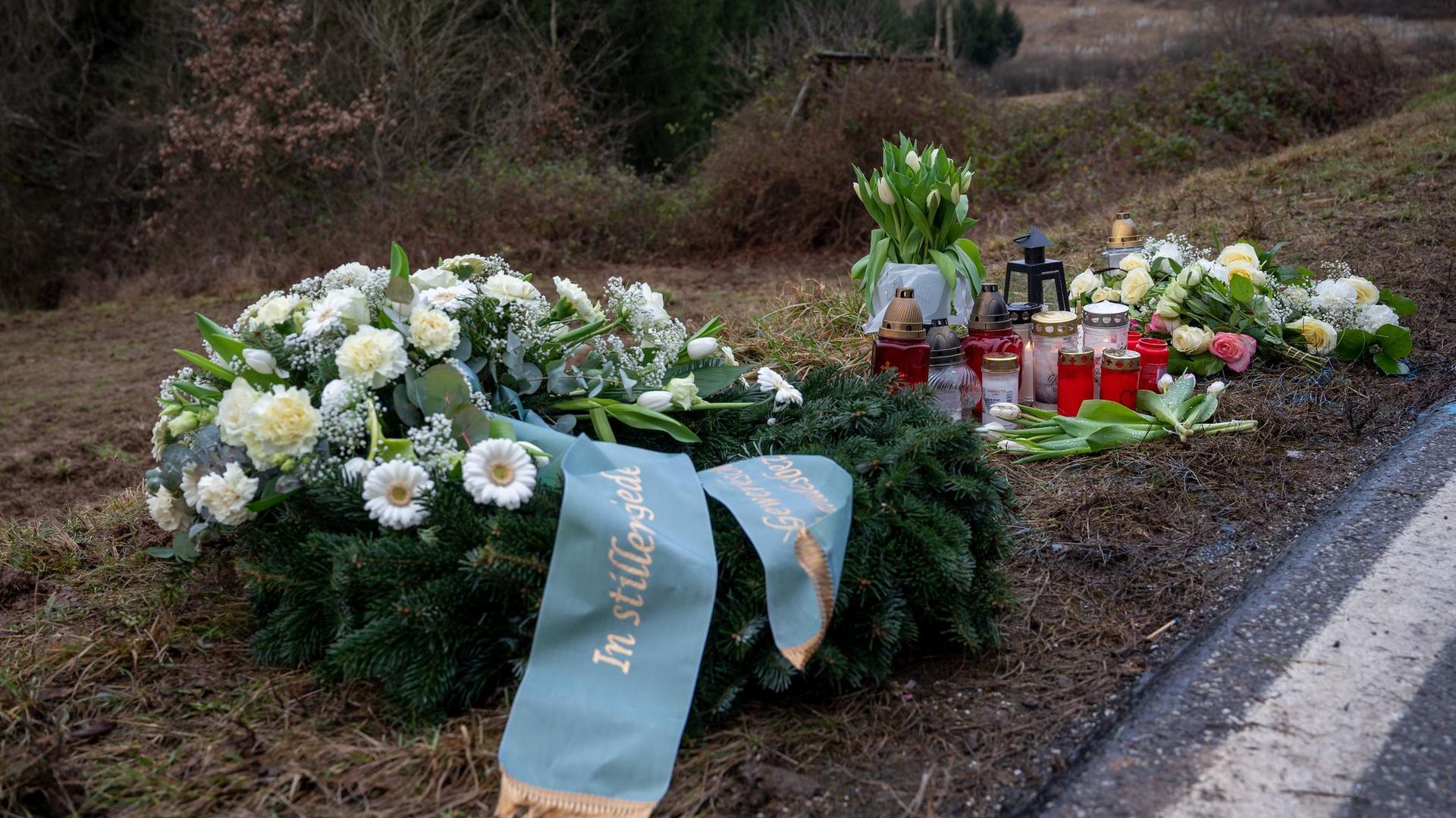 Ein Kranz, Blumen und Kerzen für die getötete Polizistin und ihren Kollegen.