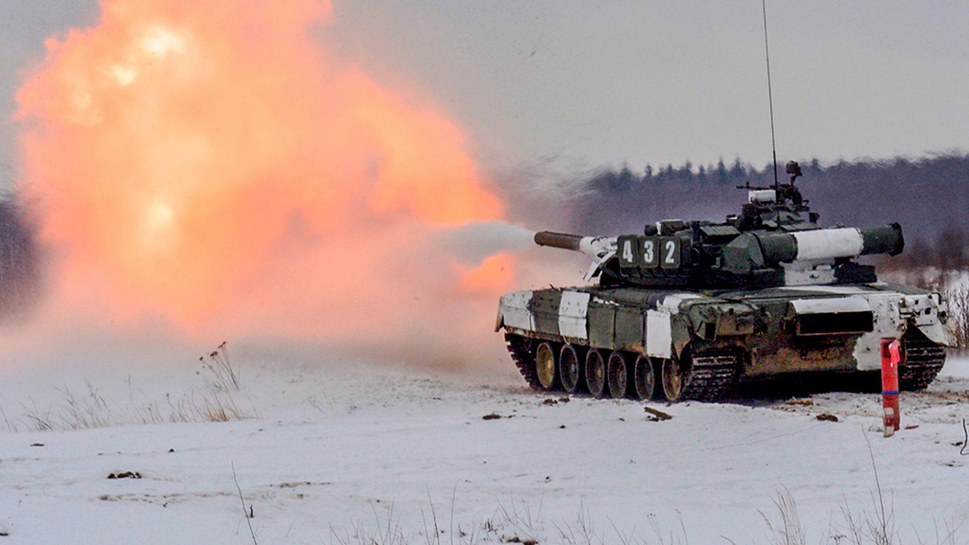 Ein russischer Panzer während einer Militärübung.
