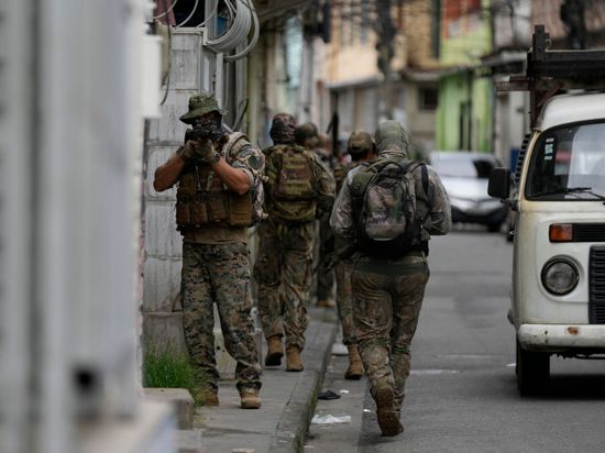 Ein Militärpolizist der Spezialeinheiten richtet seine Waffe während eines Einsatzes gegen mutmaßliche Drogenhändler in der Favela Vila Cruzeiro in Rio de Janeiro.