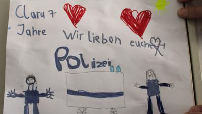 Eine von der Polizei Rheinland-Pfalz zur Verfügung gestellte Kinderzeichnung erinnert an die beiden in Kusel getöteten Polizisten.