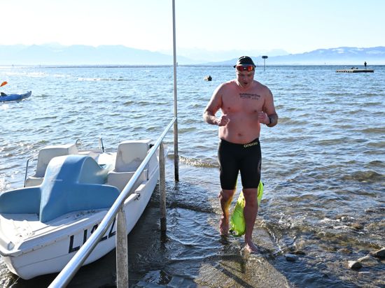 Blauer Himmel, aber eiskaltes Wasser: Der Extremschwimmer Paul Bieber hat sich am Sonntag dennoch ins Wasser gewagt.