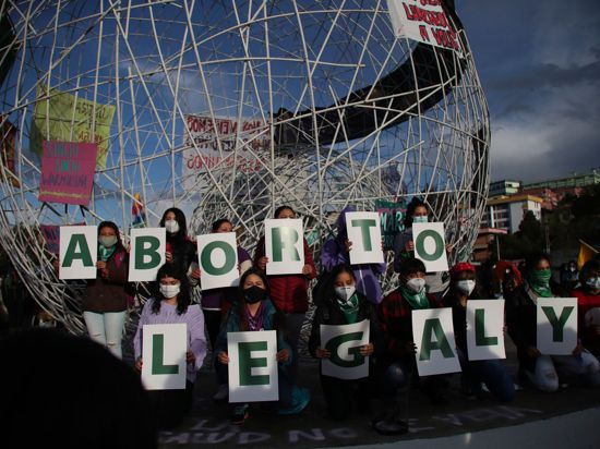 „Legal Abtreibung jetzt“: Frauen protestieren für ein Recht auf Abtreibung in Quito.
