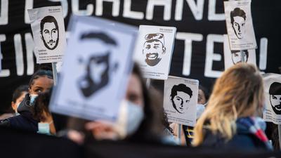 Demonstranten erinnern mit Plakaten an die Opfer des Hanauer Anschlags (Archivbild).