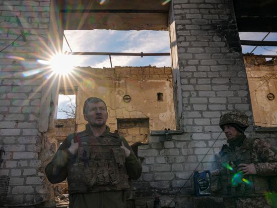 Ukrainische Soldaten stehen an einem zerstörten Haus in der Nähe der Grenze zu Russland.