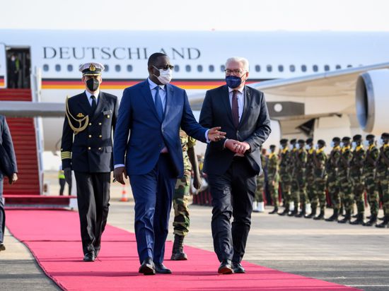 Bundespräsident Frank-Walter Steinmeier wird am Flughafen Blaise Diagne in Dakar von Macky Sall, Präsident von Senegal, begrüßt.