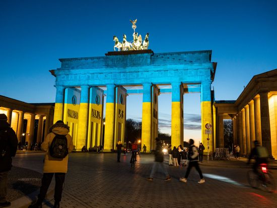 Ein Zeichen der Solidarität: das beleuchtete Brandenburger Tor.