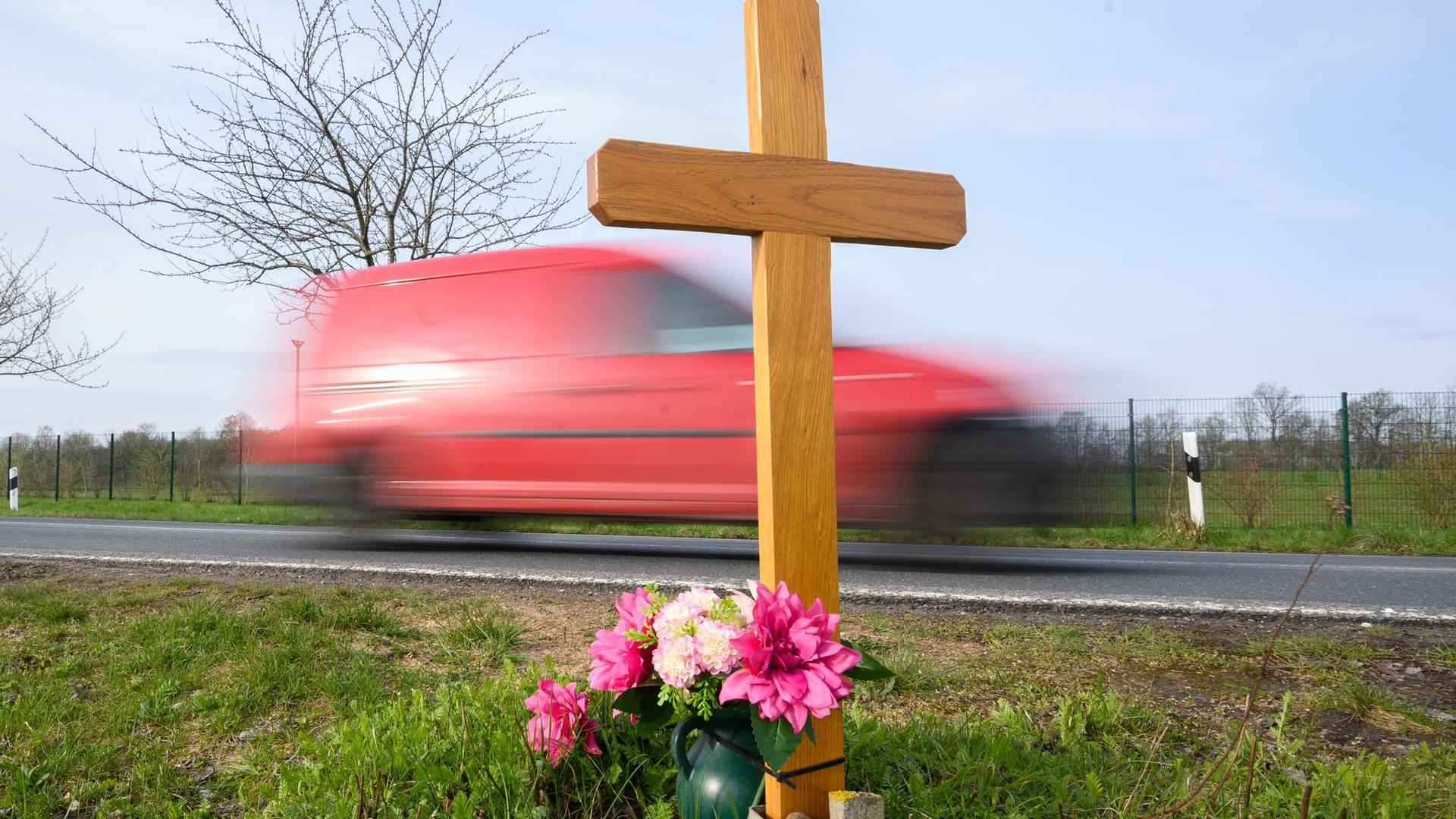 Gedenken an ein Opfer eines Verkehrsunfalls an einer Landstraße im Landkreis Hildesheim.