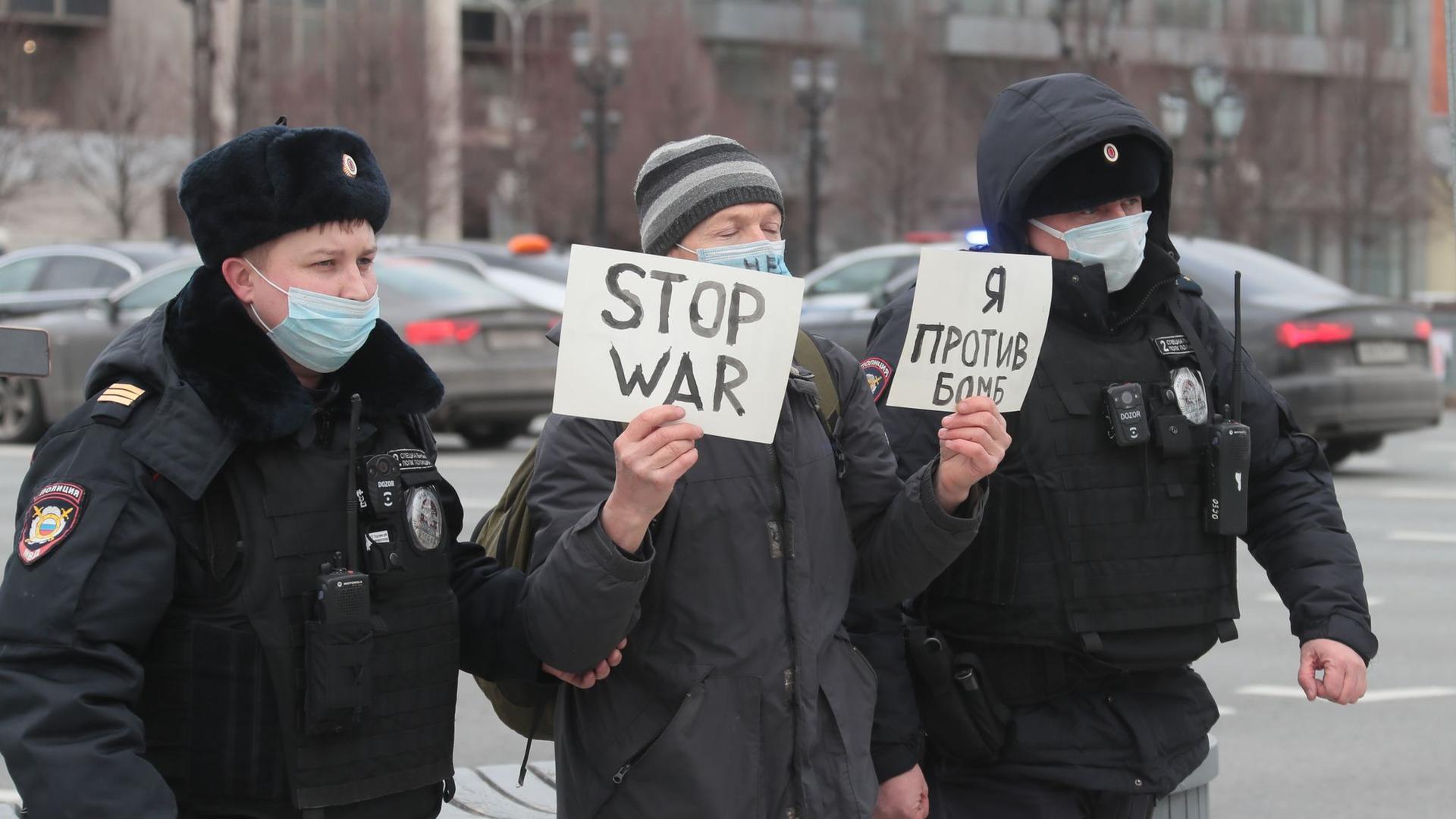 Über 6000 Menschen, die gegen den Krieg in der Ukraine demonstrierten, wurden in Russland bisher festgenommen.