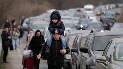 Aus der Ukraine geflüchtete Menschen am Grenzübergang Mayaky-Udobne. Wegen des russischen Angriffs auf ihre Heimat sind Hunderttausende auf der Flucht.