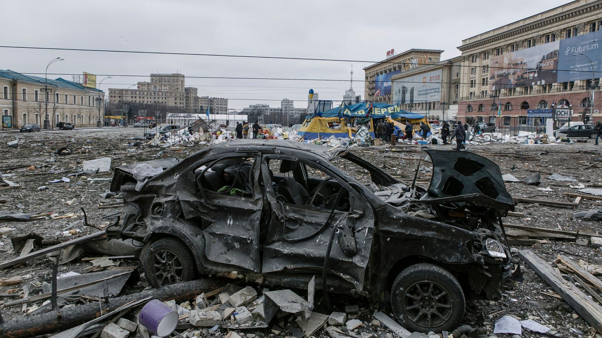 Der zentrale Platz in Charkiw liegt nach dem Beschuss des Rathauses in Trümmern.