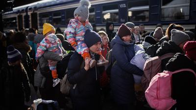 Eine Gruppe von Geflüchteten aus der Ukraine kommt am Bahnhof von Przemysl an.