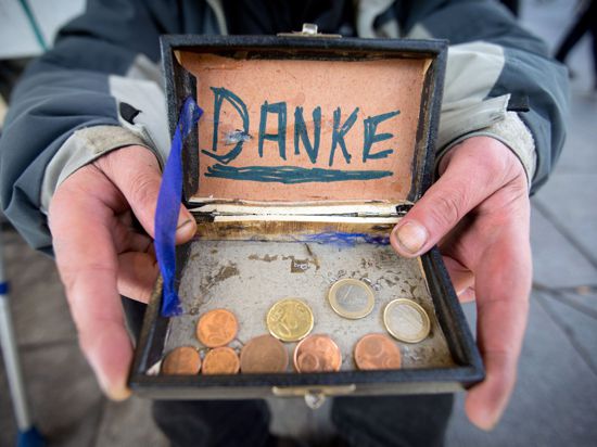 Viele Menschen in Deutschland unterstützen andere, die in Not geraten sind, mit einer Geldspende.