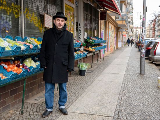 Mikhail Kaluzhskii, Journalist aus Russland,  vor einem Gemüseladen in Berlin-Friedrichshain.
