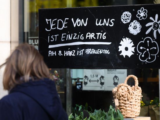 „Jede von ist einzigartig – Am 8. März ist Frauentag“: Ein Schild vor einem Blumenladen in Hannover.