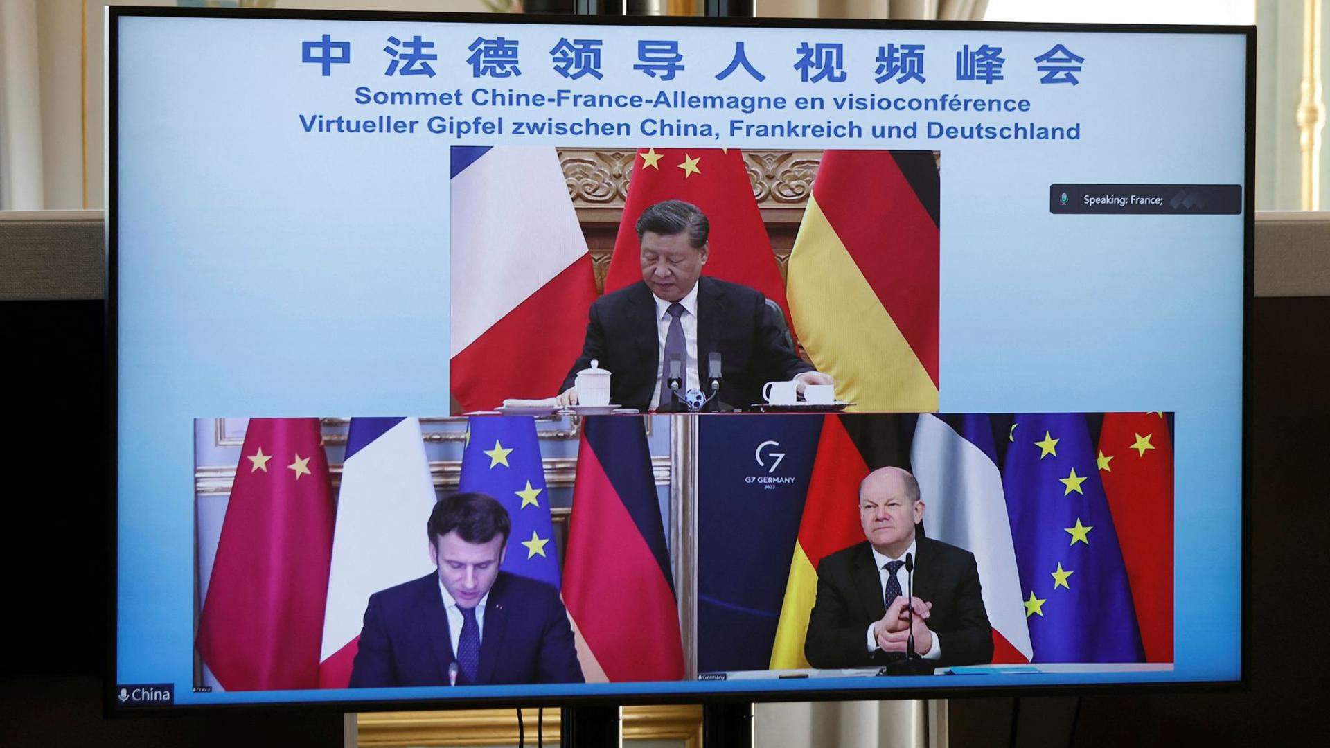Emmanuel Macron (unten,l.), Olaf Scholz (unten,r.) und Xi Jinping während der Videokonferenz.