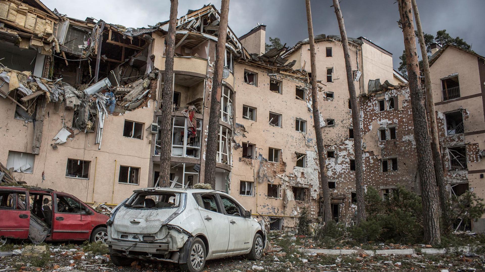 Ein zerstörtes Wohnhaus in Irpin nahe Kiew nach dem Beschuss durch russisches Militär.