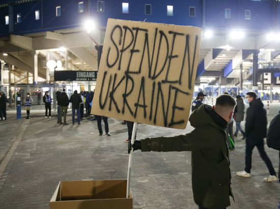 „Spenden Ukraine“ vor einem Fußballstadion: Die Bereitschaft zu Spenden für die Ukraine ist groß.