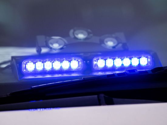 Ein Blaulicht ist unter der Frontscheibe eines Einsatzfahrzeugs der Polizei angebracht.