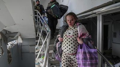 Beim Angriff auf eine Geburtsklinik in Mariupol wurden nach ukrainischen Angaben 17 Menschen verletzt.