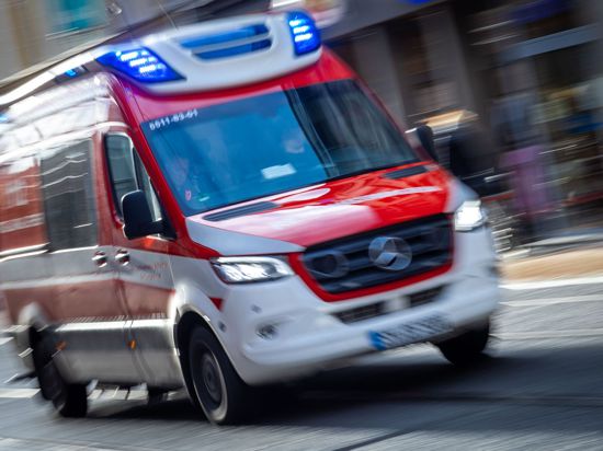In Niedersachsen brachte eine Frau ihr Baby nach einer Autopanne im Rettungswagen zur Welt (Symbolbild).